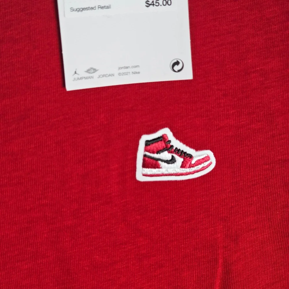 Jordan T-Shirt Mens L Red HJ2326-687 AJ1 Sneaker Patch Short Sleeve Crew Neck